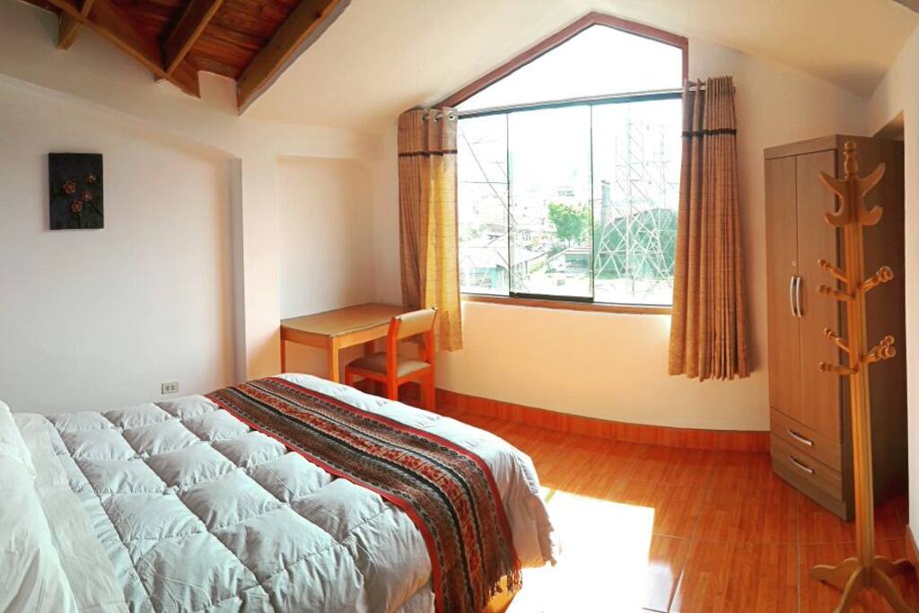 Habitación grande con baño privado (Large bedroom with private bathroom)