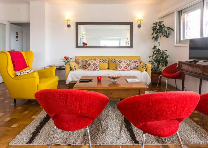 Vintage Apt. 2 / 4 – 12 People – 2 Free Parking gallery image 4