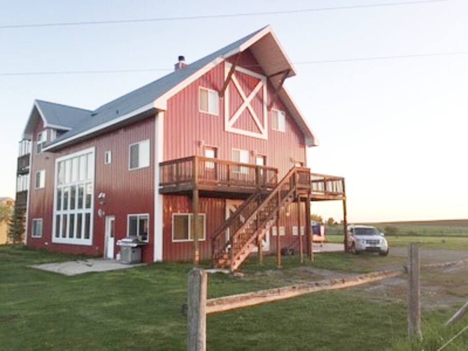 360 degree views from decks and windows include mountains, fields, and rivers
