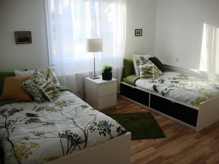 Este quarto tem duas camas individuais.