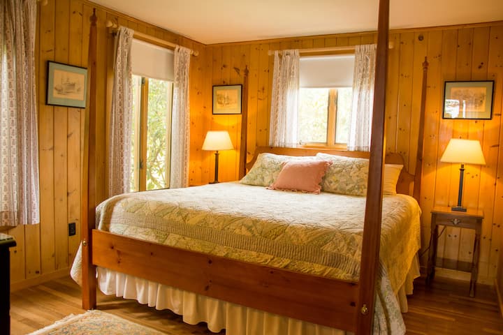 חדר שינה ראשון עם מיטת קינג