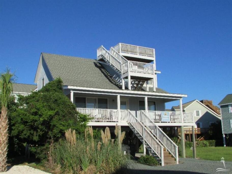 Building,Siding,Balcony,Architecture,Downtown