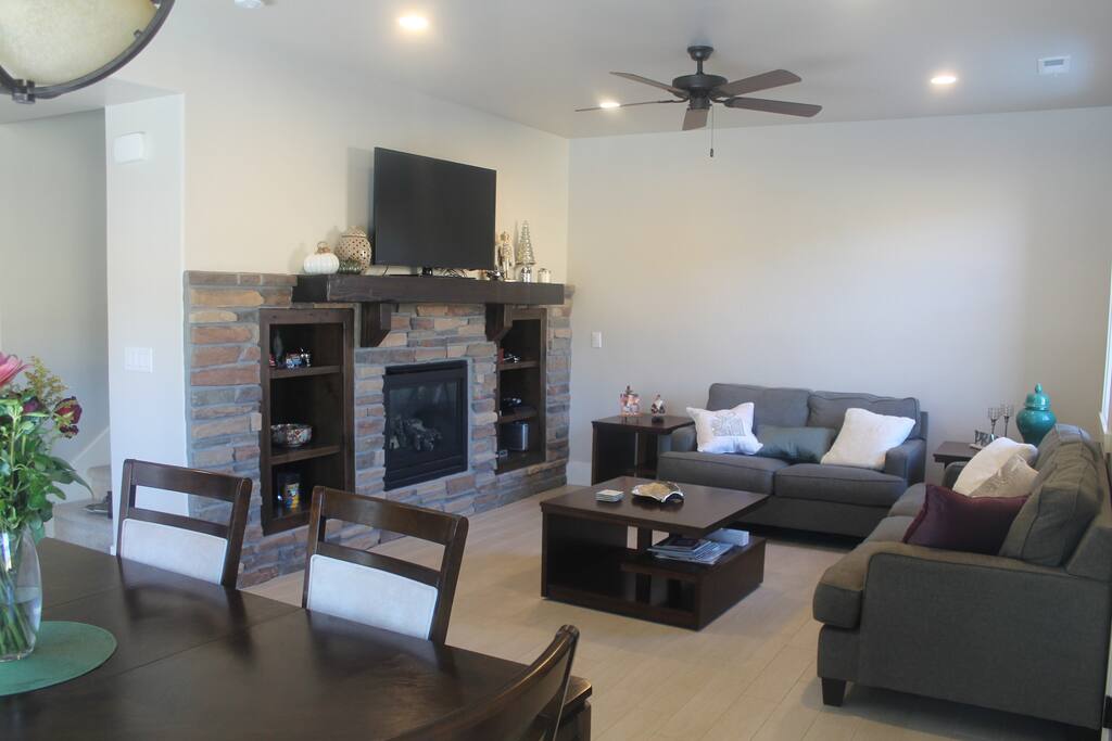 Living Room - 50' TV - PS 4 - Fireplace - Boardgames