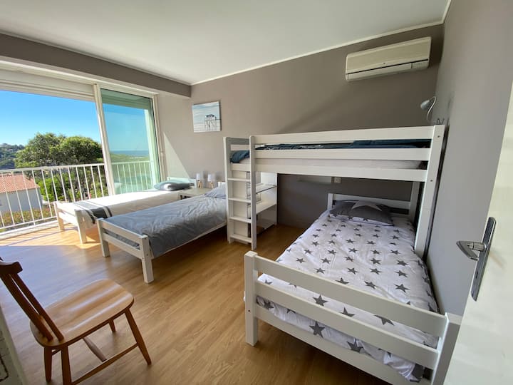 Chumba cha watoto kwenye ghorofa ya 1. 
Vitanda 4 x 90cm. 
Chumba chenye kiyoyozi.
Mwonekano wa Cavalaire Bay na hadi kwenye mnara wa taa wa Kisiwa cha Levant.