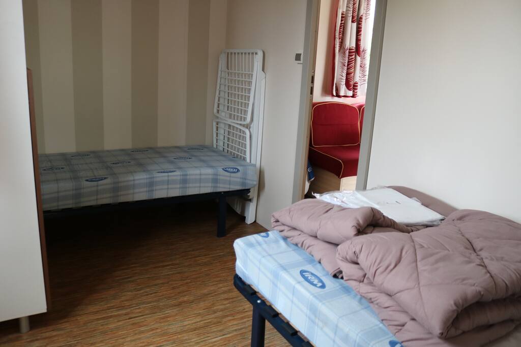 chambre avec 3 lits simples, draps et linges fournis
