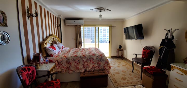 غرفه نوم كبيره بها حمام داخلى خاص بها وتكييف ونت وبلكونه 
إطلاله رائعه على البحر