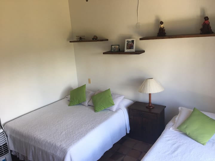 Chumba 1 cha kulala kilicho na kitanda cha watu wawili, kitanda kimoja na runinga ya inchi 32. 