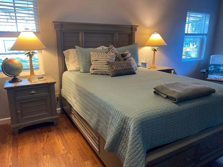 Shijo "Queen size Beautyrest".  Thekset e rastësishme përmirësojnë atmosferën relaksuese buzë liqenit.  Mini-frigorifer, mikrovalë, aparat kafeje, rrjedhje vere brenda mundësive të tua.  Çfarëdolloj shije që dëshiron...merre me vete.

Ne jemi një vendbanim ku nuk lejohet duhani/qirinj.