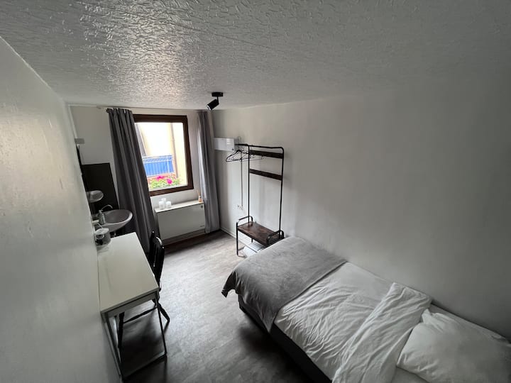 El dormitorio 2 tiene un solo somier y su propio lavabo, aquí se puede agregar otra cama plegable. 