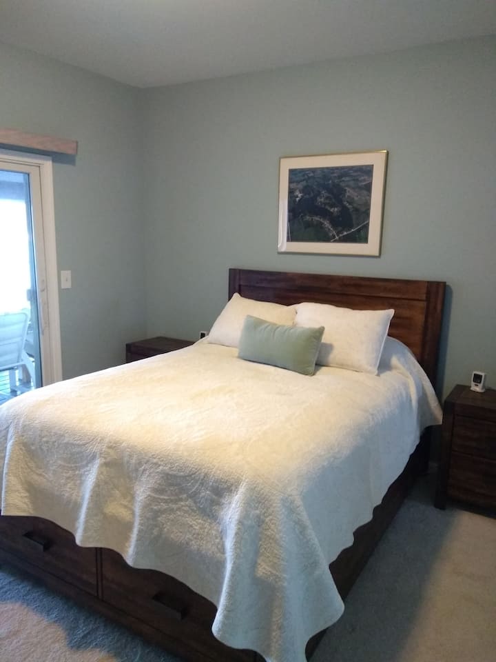 Საძინებელი 3 სეზონიანი ოთახით, რომელიც ტბას გადაჰყურებს.