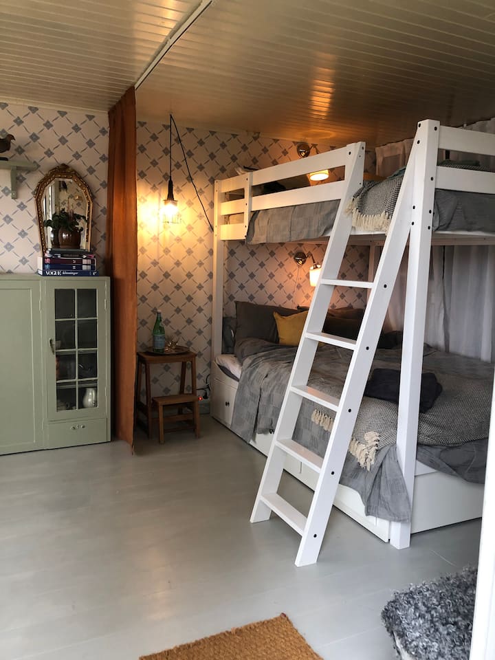 เกสต์เฮาส์พร้อมห้องสำหรับ 4 คน 