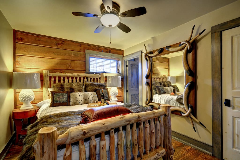 Loft Cozy Cabin Guest Suite
I Queen Bed
Sleeps 2 - $275/nightly