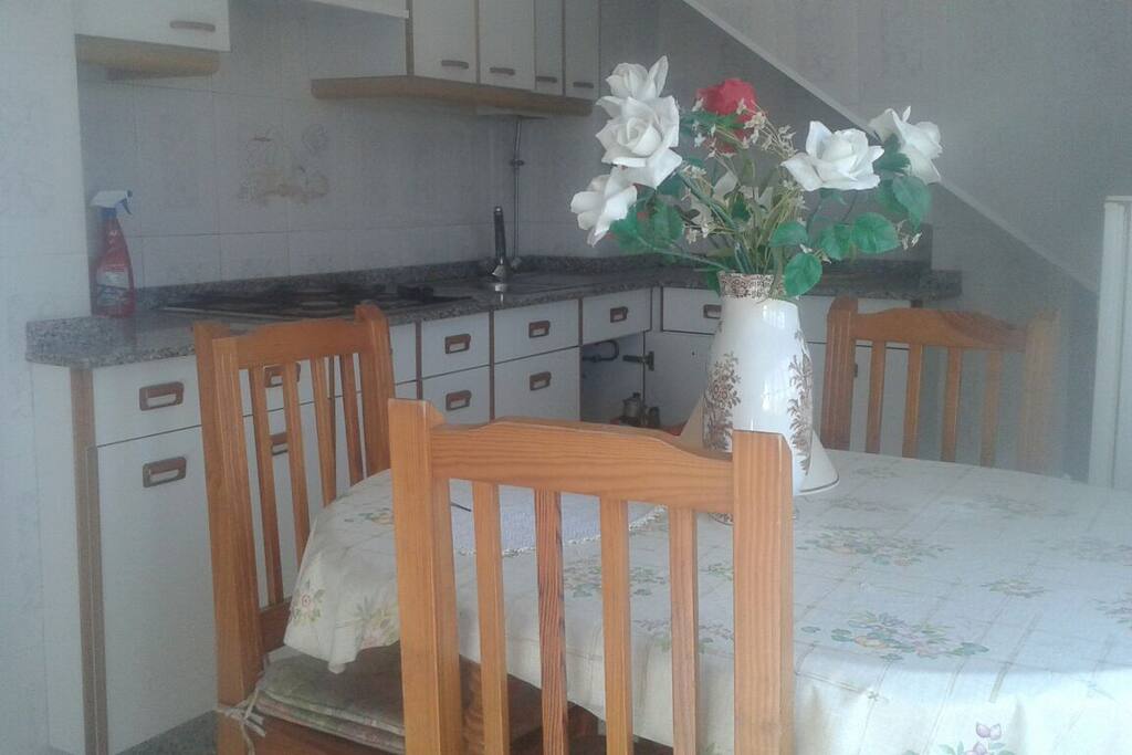 Cocina amplia, equipada con menaje y soleada.