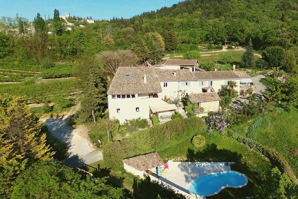 Vue d'ensemble des Vergers de la Bouligaire avec la maisonnette chambre d'hôtes
