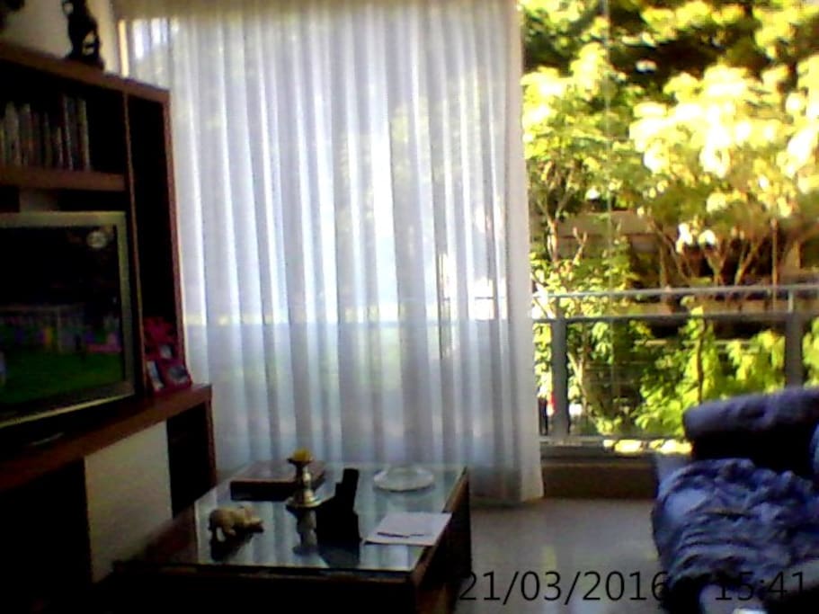 Sala de TV e estante.