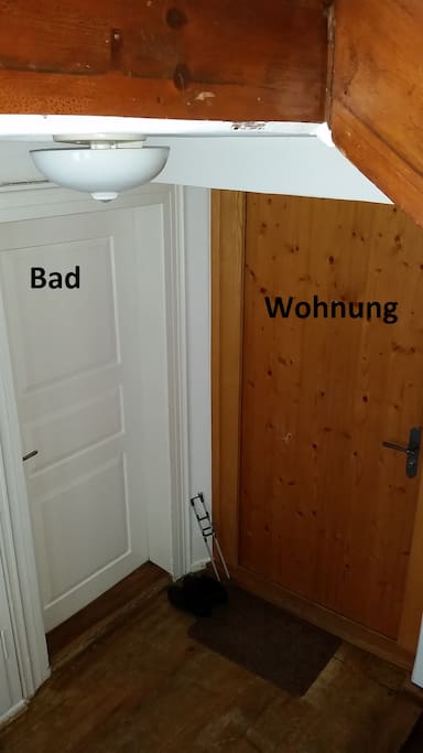Haupteingang der Wohnung mit Bad nebenan