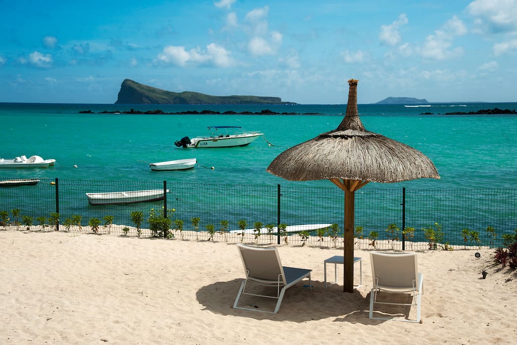 La plage sécurisée devant la villa.