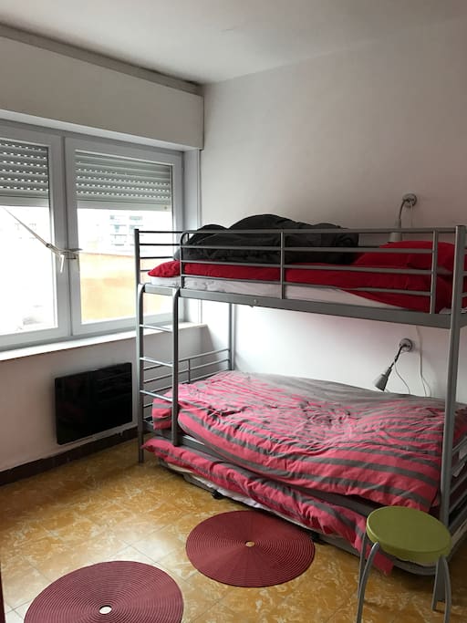 Grande chambre lumineuse 3 lits simple