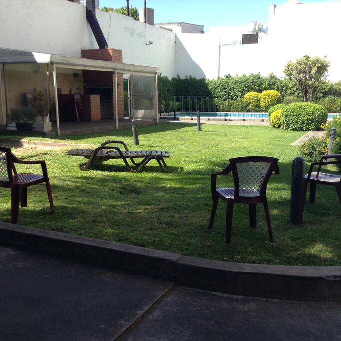 jardin con reposeras