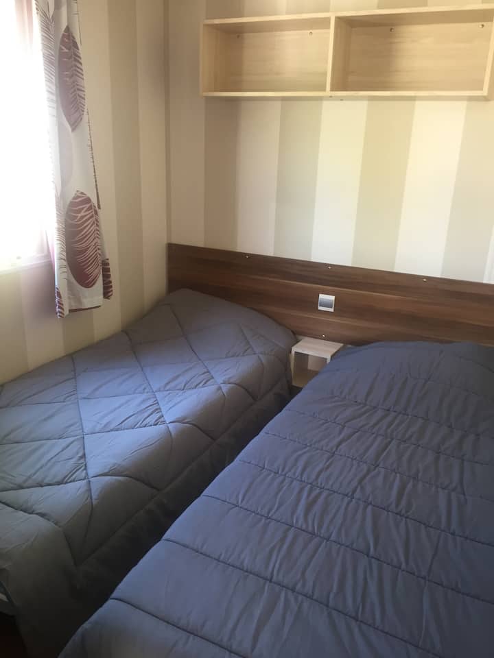 Dhomë gjumi me 2 krevate tekë + dollap të vogël dhe magazinë