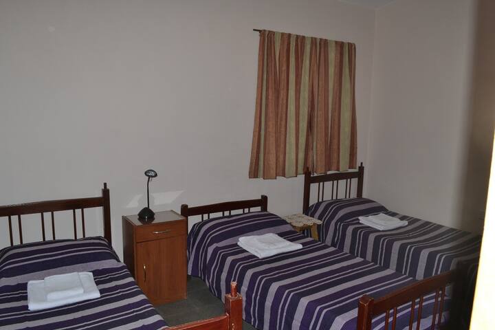 Dormitorio con 3 camas individuales.
