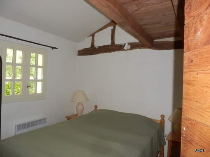 带双人床的卧室