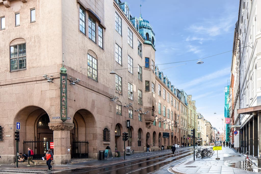 Quadraturen street view. The building was entirely renovated and converted into apartments in 2007.