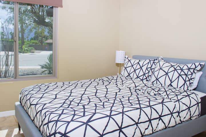 Chaque chambre offre une vue magnifique, et celle-ci offre une vue sur l'extrémité sud des montagnes de Palm Springs.