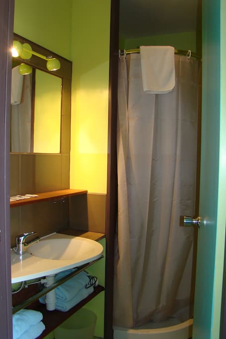 salle d'eau avec douche, wc, lavabo sèche-cheveux