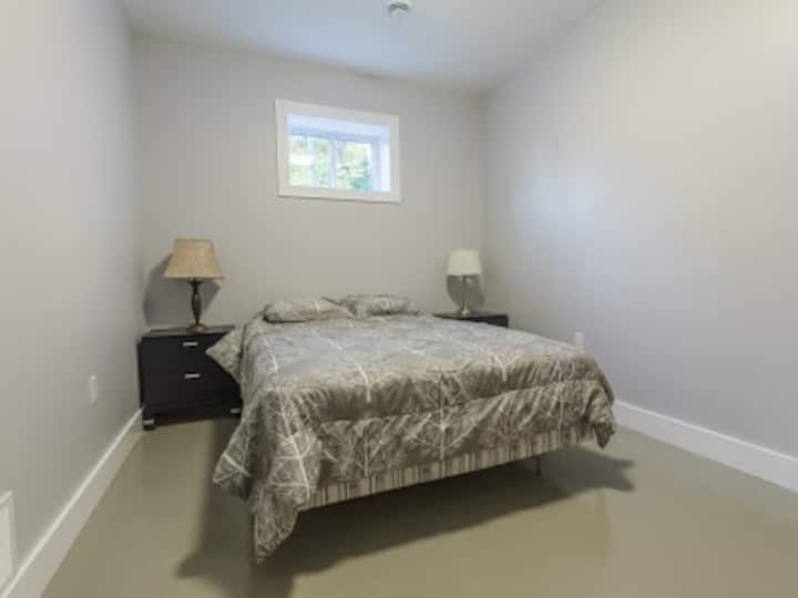 Спална соба со брачен кревет (широк 150 - 179 см