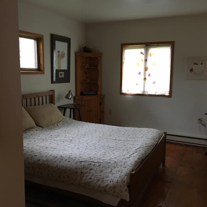 Dormitorio principal. Cama tamaño queen.