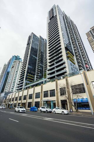 3 Bedroom Apartment in Southbank gallery image 5