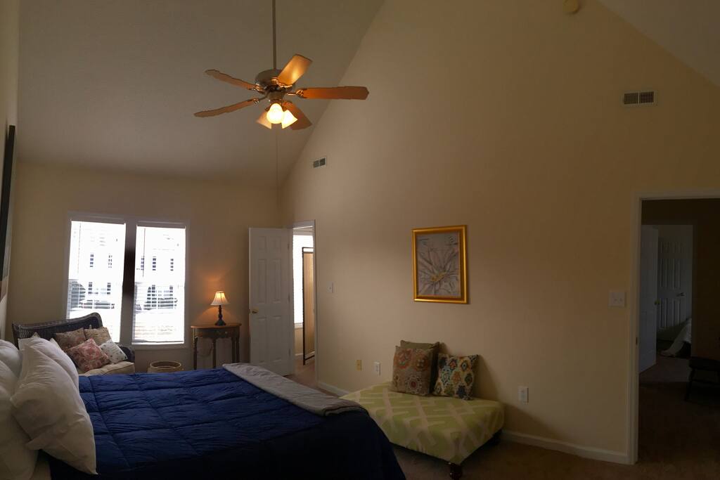 The spacious guest suite (2).