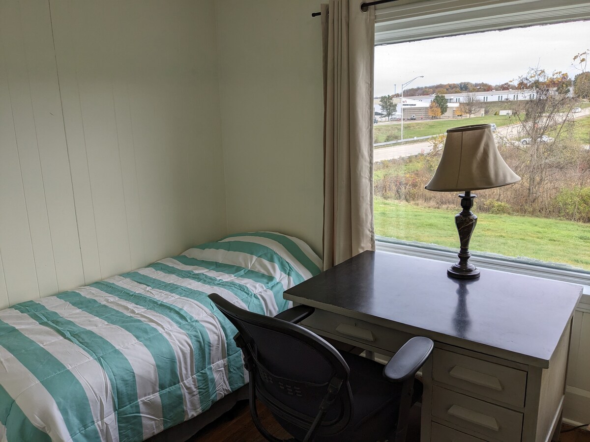 Tuko karibu sana na shule ya biashara ya magari ambayo ilikuwa Wyotech na sasa ni NVI. 