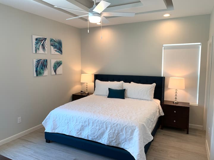 غرفة نوم رئيسية بسرير بحجم كبير