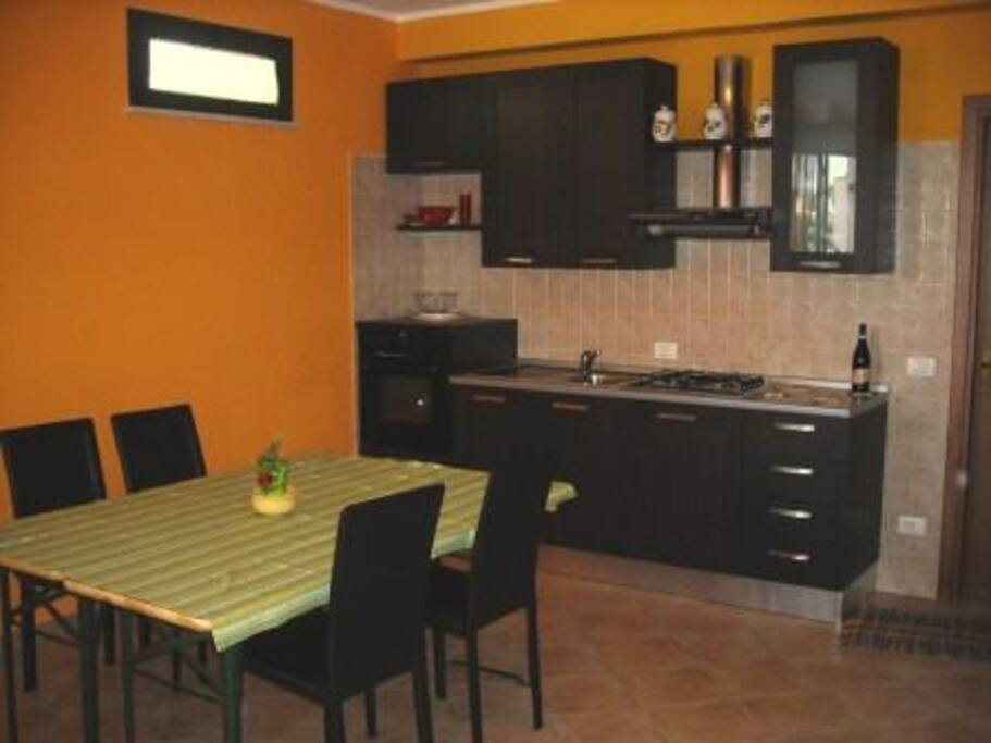 Soggiorno con angolo cottura e zona living con divanoe tv