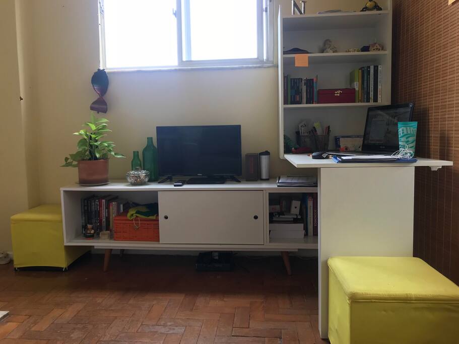 Sala vista do sofá-cama. (Obs. A mesa onde está o notebook é dobrável :))