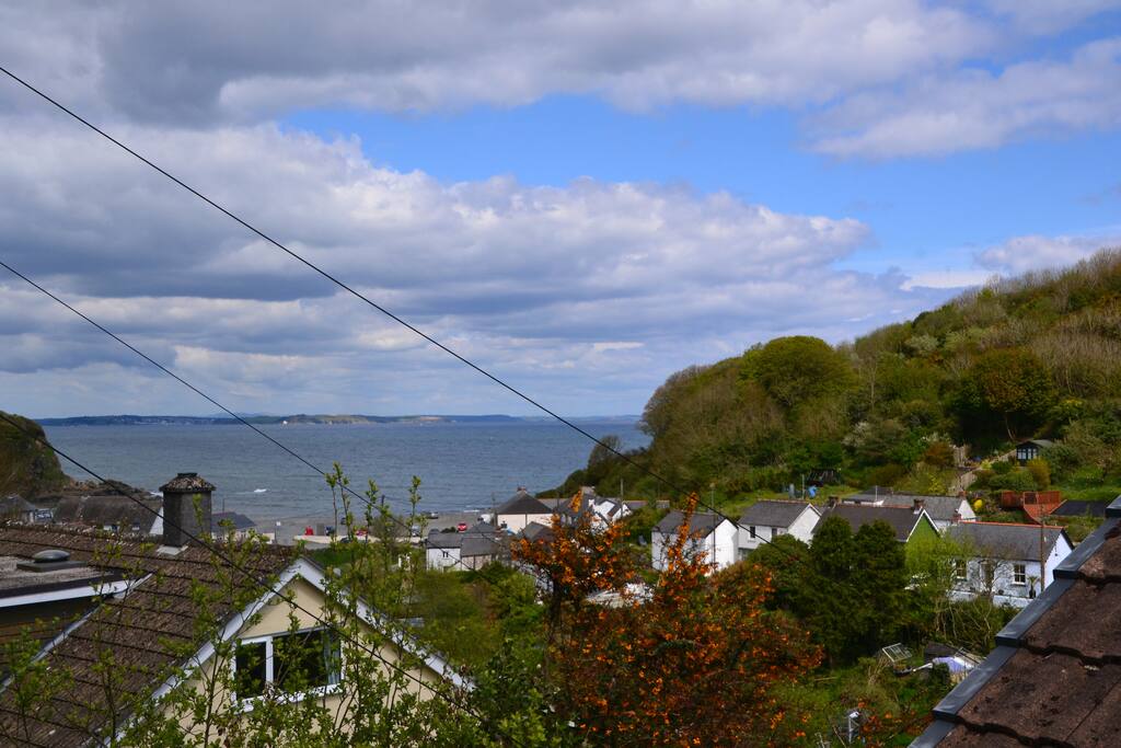 Rutherglen is furthest house on the right, a 2-minute walk to the beach!