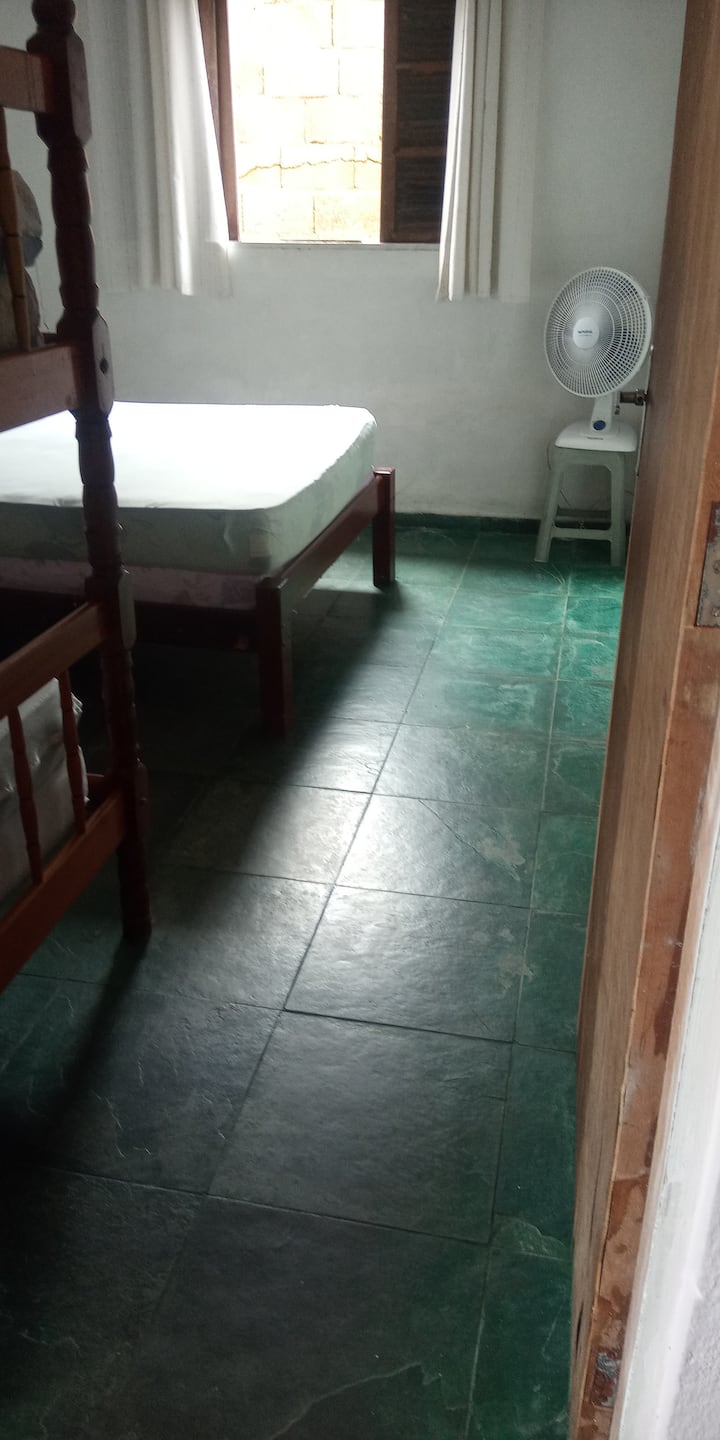 Საძინებელი 2, 1 ორადგილიანი საწოლით და ორსართულიანი საწოლით