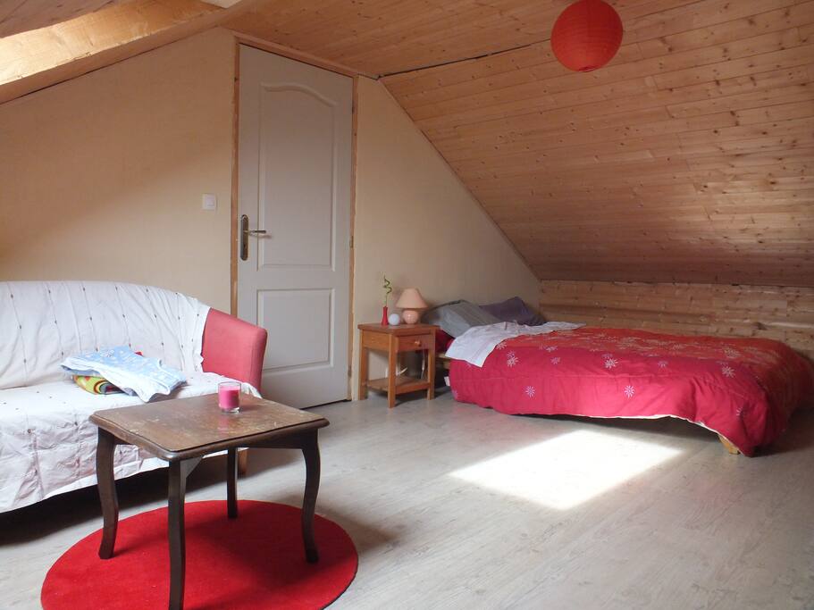 Chambre Rouge
Lit double + Lit de bébé
Petit canapé