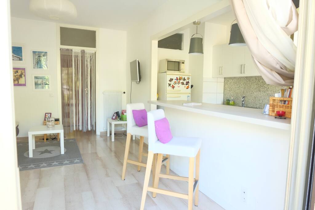 bar , vue sur l'entrée