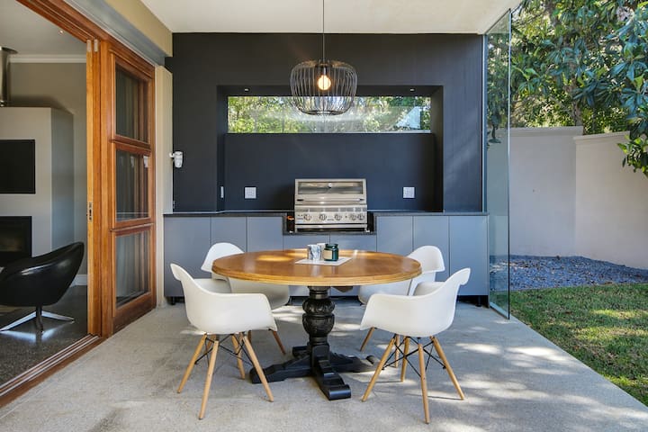 Stylish 2-Bedroom Cottage in Constantia