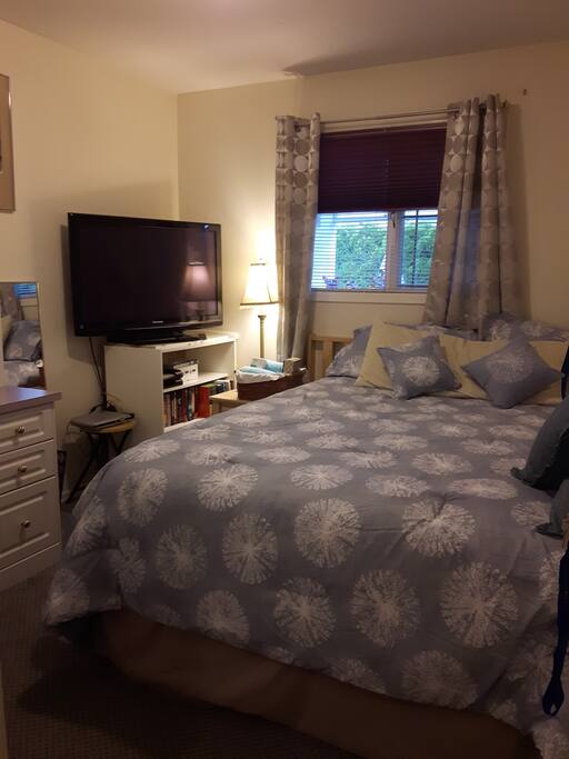 Enjoy a quiet space,Queen Mattress, features a work station/desk as well as private TV with Internet.
Bathroom Shared with possible another Guest Room.