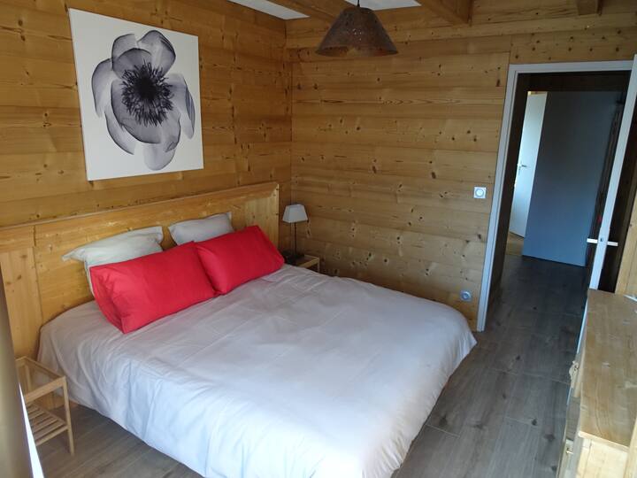 2ième suite parentale ( accessible par le living) avec lit en 160 cm. Vue sur la terrasse Sud-Est