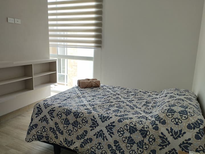 חדר הורים עם חדר רחצה פרטי