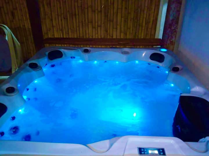 Skyline City View Rooftop + Whirlpool Jacuzzi Tub