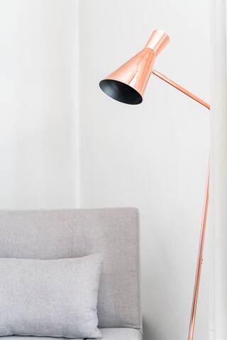 Testa d’Oro 2 – View onto the Rialto Bridge steps gallery image 5