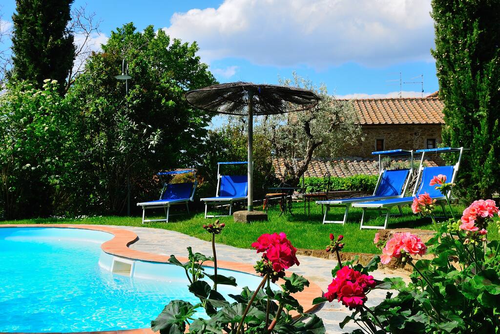 Free structure lounge pool