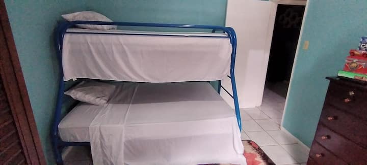 Patrová posteľ. Jednolôžko v hornej časti a dvojlôžko v dolnej časti. Klimatizácia a stropný ventilátor, televízor (ohnisko), DVD prehrávač s DVD,  PS 4 s regulátorom, spoločenské hry pre rodinu. 