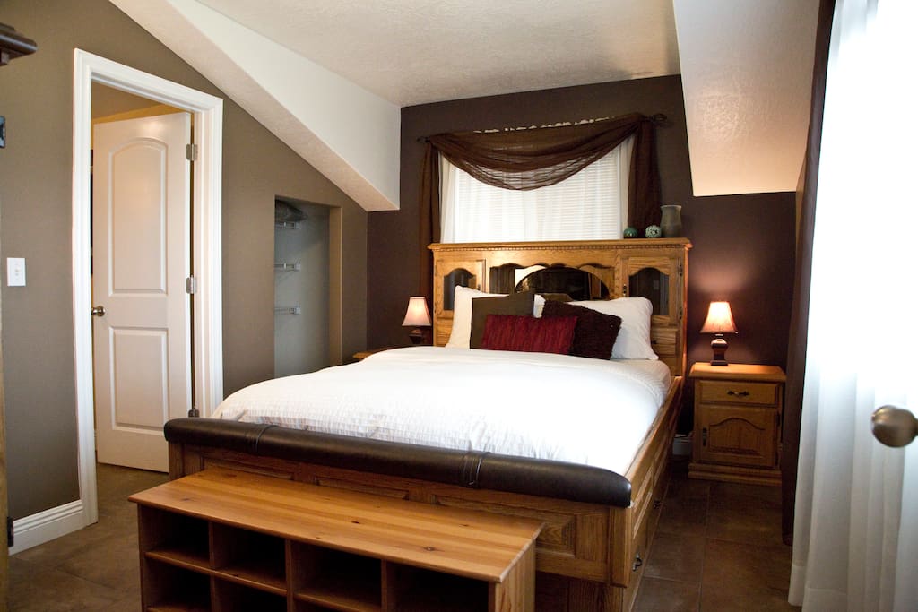 2nd bedroom with queen bedroom